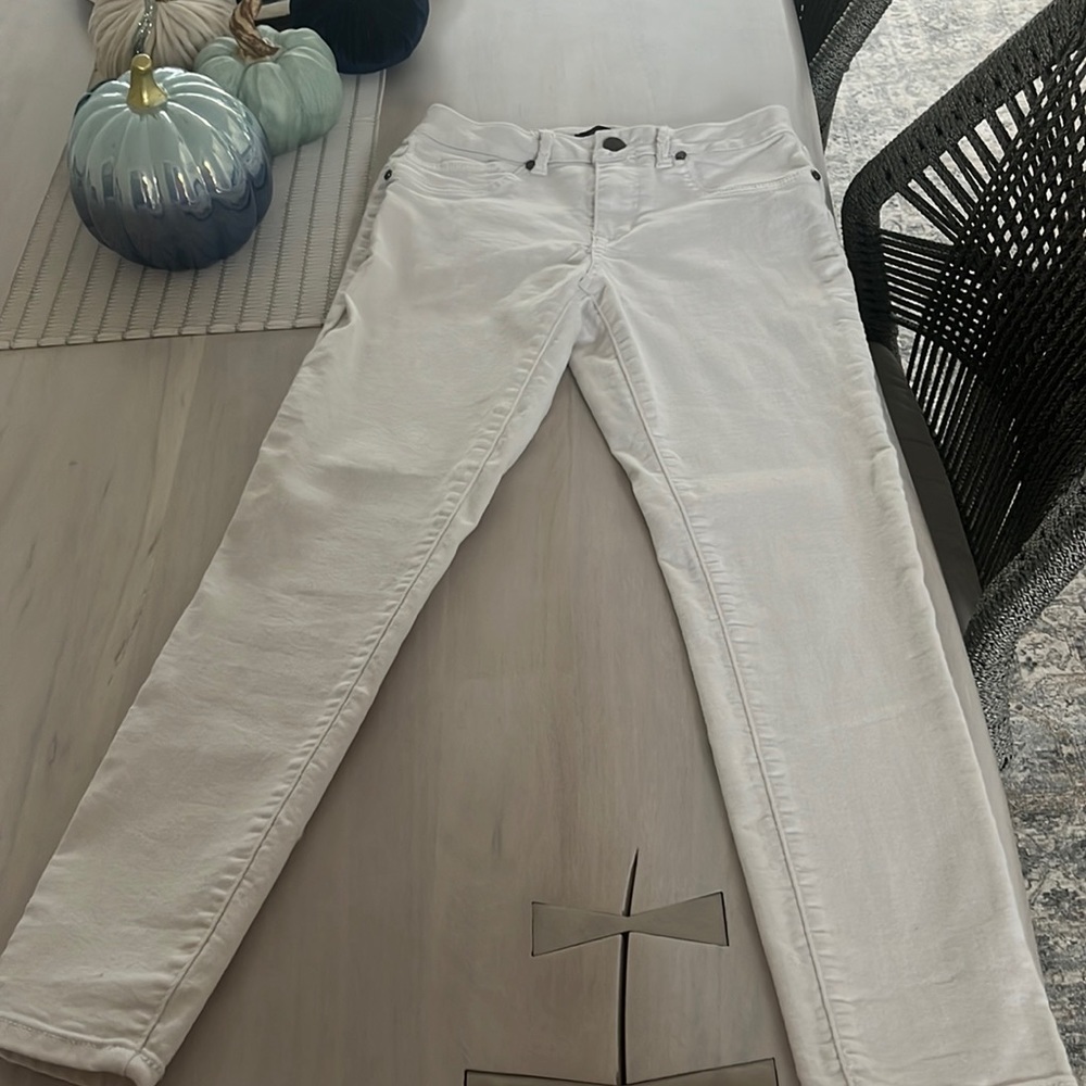 White 1822 jeans size 6. Great condition!